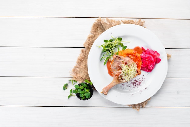 talerz z kolorowymi potrawami